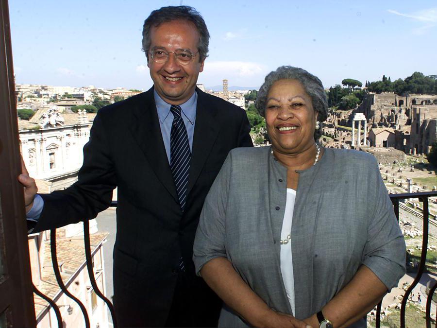 2002, Roma. Toni Morrison con  Walter Veltroni (Ansa)
