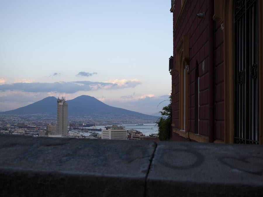 Una veduta del Vesuvio all’imbrunire da viale Vittorio Emanuele. Sul muretto una scritta recita «TI AMO ♡». Napoli, agosto 2020. © Paolo Vezzoli