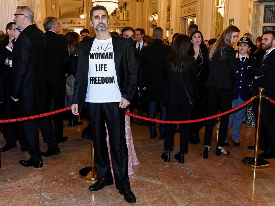 La protesta in favore delle donne persiane dell’artista iraniano  Ramtin Ghazavi.  (Reuters / Flavio Lo Scalzo)
