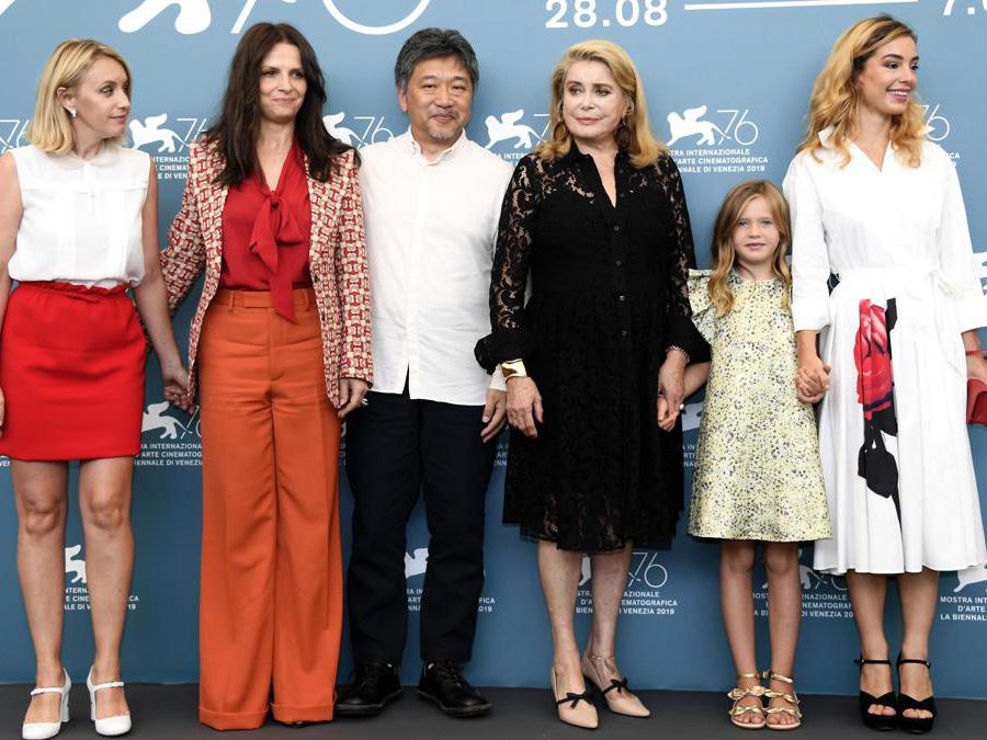 Da sinistra Ludivine Sagnier, Juliette Binoche, Kore-eda Hirokazu, Catherine Deneuve, Clementine Grenier and Manon Clavel 'La Verite' ' ANSA/CLAUDIO ONORATI