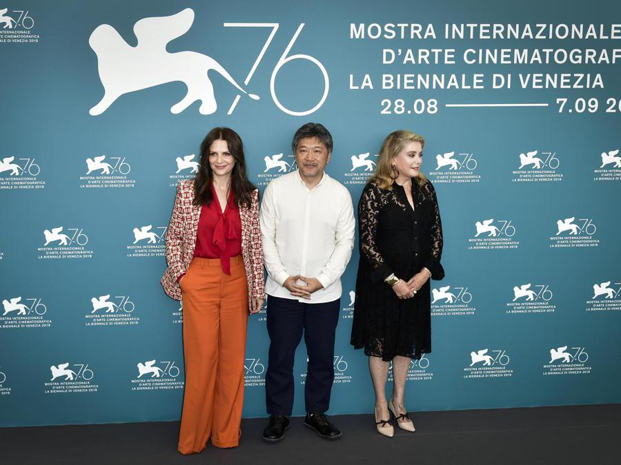 Juliette Binoche , il regista Hirokazu Koreeda e Catherine Deneuve7