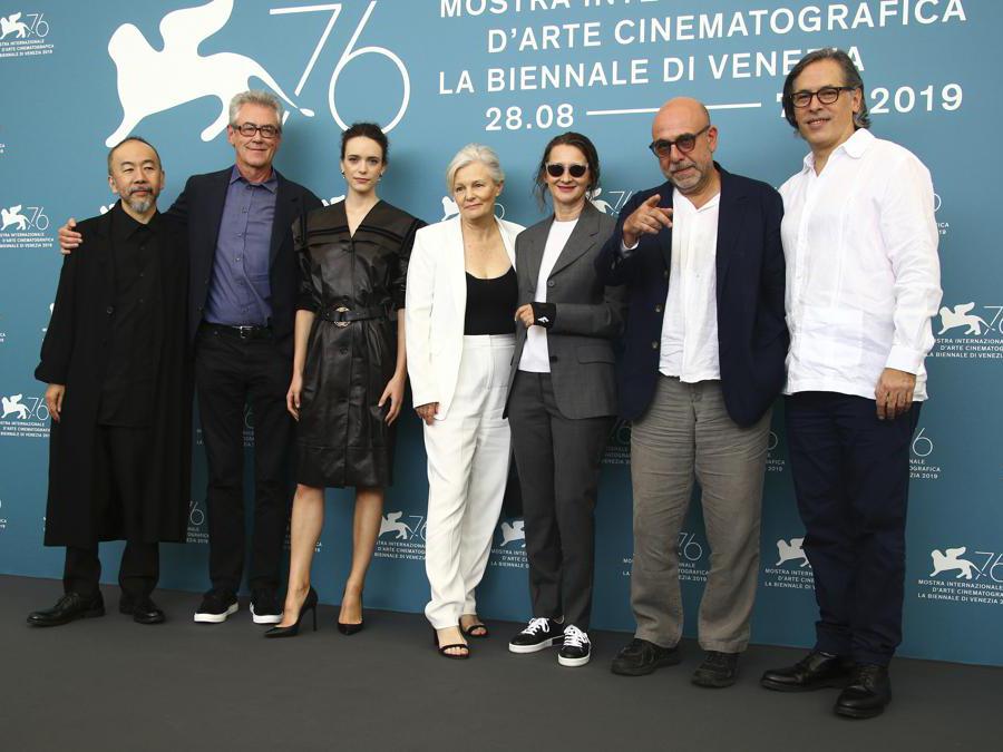 I membri della giuria del 76° Festival del Cinema di Venezia. Da sinistra, Shinya Tsukamoto, Piers Handling, Stacy Martin, Mary Harron, il presidente della giuria Lucrecia Martel, Paolo Virzì e Rodrigo Prieto. (Photo by Joel C Ryan/Invision/AP)