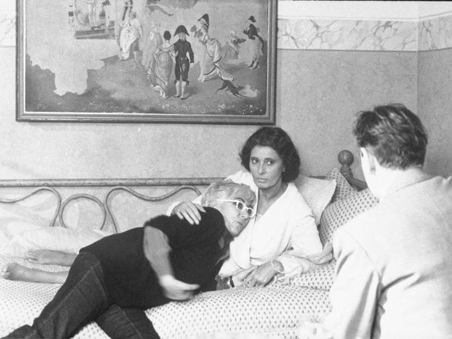 La regista Lina Wertmuller, Sophia Loren e Luca de Filippo, durante le riprese di «Sabato domenica e lunedi», Roma 1990 (Ansa)