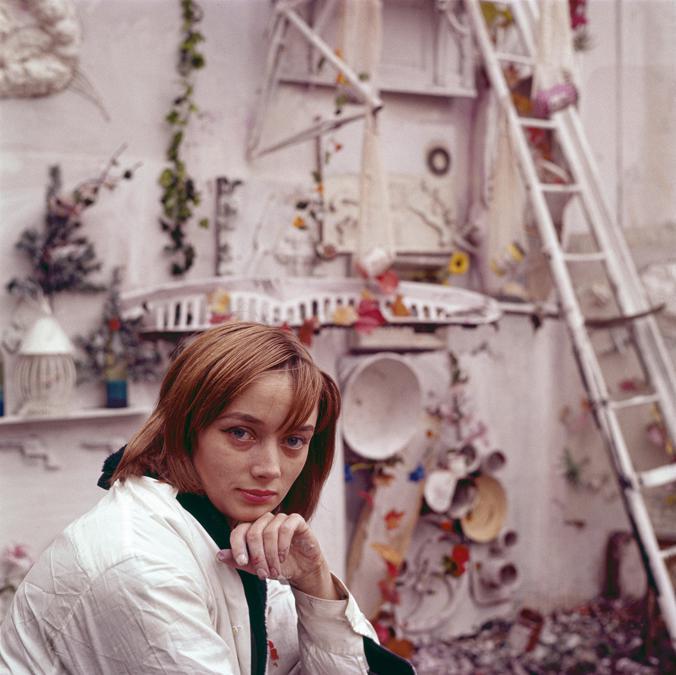 La plasticienne et sculptrice Niki de Saint Phalle chez elle en janvier 1962, en France. (Photo by Giancarlo BOTTI/Gamma-Rapho via Getty Images)