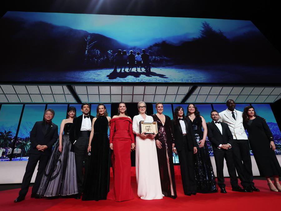 Meryl Streep, premiata con la Palma d’Oro alla Honoris Causa, posa con Juliette Binoche, Greta Gerwig, Presidente della giuria e altri membri della giuria: Ebru Ceylan, Lily Gladstone, Eva Green, Nadine Labaki, Juan Antonio Bayona, Pierfrancesco Favino, Hirokazu Kore-eda e Omar Sy durante la cerimonia di apertura .    Reuters/Yara Nardi