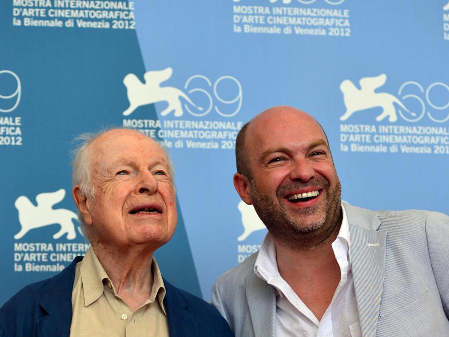 Il regista teatrale e cinematografico Peter Brook con il  figlio, il regista Simon Brooks,  durante il photocall di “The funambolo” durante la 69a Mostra del Cinema di Venezia al Lido di Venezia il 5 settembre 2012. (Photo by Gabriel BOUYS / AFP)