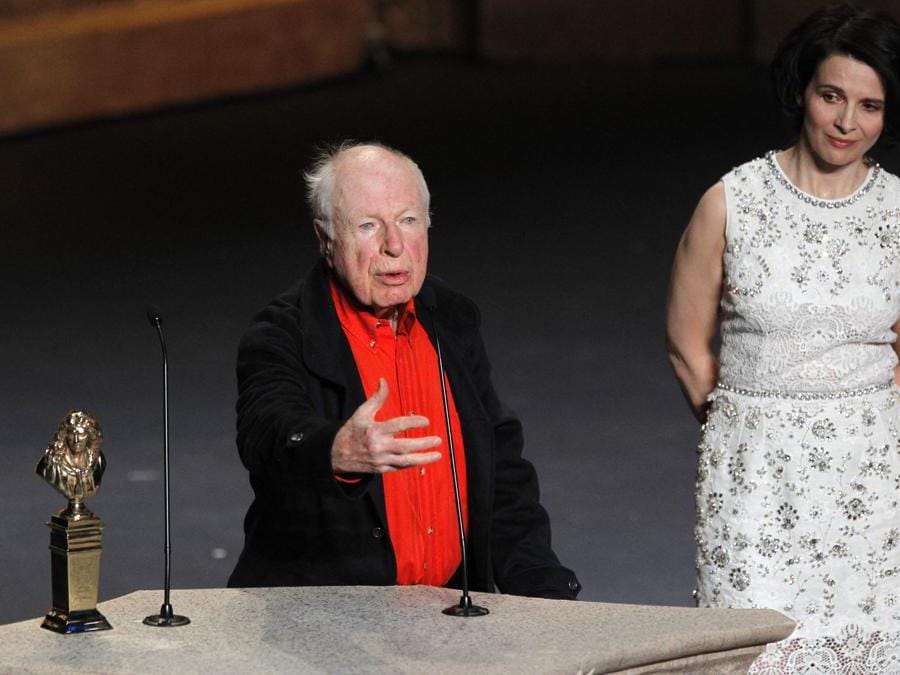 18 aprile 2011, Peter Brook  dopo aver ricevuto un premio onorario Moliere dall’attrice francese Juliette Binoche  durante la 25a cerimonia di premiazione del teatro Molieres presso la Casa delle Arti e della Cultura di Creteil,  Parigi. (Photo by PATRICK KOVARIK / AFP)