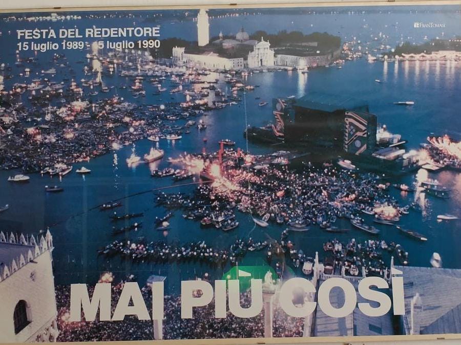 Un ironico manifesto celebrativo fatto realizzare da Fran Tomasi a un anno dal concerto 