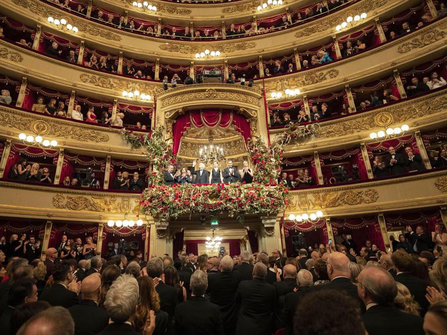 Il Presidente della Repubblica Sergio Mattarella e la figlia Laura (C) in occasione della Tosca, l'opera che inaugura la stagione 2019-2020 del Teatro alla Scala di Milano, 7 dicembre 2019. ANSA/FRANCESCO AMMENDOLA UFFICIO STAMPA QUIRINALE