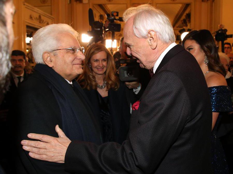 Il Presidente della Repubblica, Sergio Mattarella accolto dal sovraintendente del Teatro alla Scala, Alexander Pereira (Ansa/Matteo Bazzi)