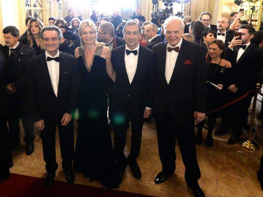 Ospiti nel Foyer del Teatro alla Scala entrano per assistere alla Prima della Tosca, nella foto Attilio Fontana, Chiara Bazoli, Giuseppe Sala e Alexander Pereira (Carlo Cozzoli/Fotogramma)