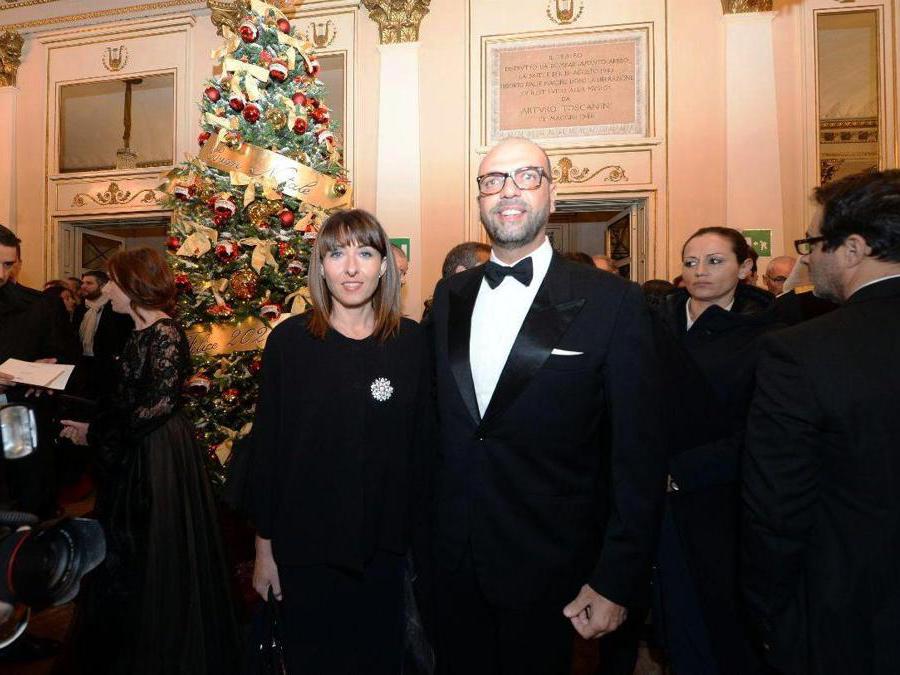 Ospiti nel Foyer del Teatro alla Scala entrano per assistere alla Prima della Tosca, nella foto Angelino Alfano (Carlo Cozzoli/Fotogramma)