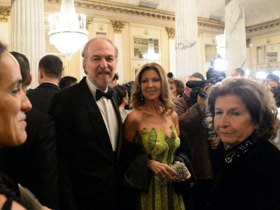 Ospiti nel Foyer del Teatro alla Scala entrano per assistere alla Prima della Tosca, nella foto Arturo Artom (Carlo Cozzoli/Fotogramma)