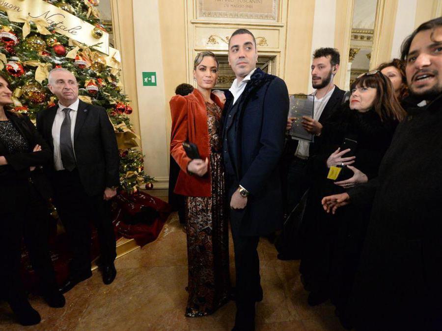 Ospiti nel Foyer del Teatro alla Scala entrano per assistere alla Prima della Tosca, nella foto Elodie e Marracash (Carlo Cozzoli/Fotogramma)