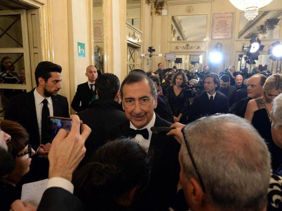 Ospiti nel Foyer del Teatro alla Scala entrano per assistere alla Prima della Tosca, nella foto Giuseppe Sala (Carlo Cozzoli/Fotogramma)