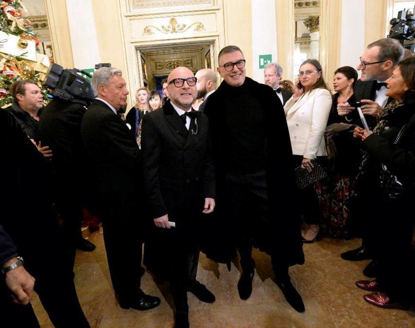 Ospiti nel Foyer del Teatro alla Scala entrano per assistere alla Prima della Tosca, nella foto Domenico Dolce e Stefano Gabbana (Carlo Cozzoli/Fotogramma)
