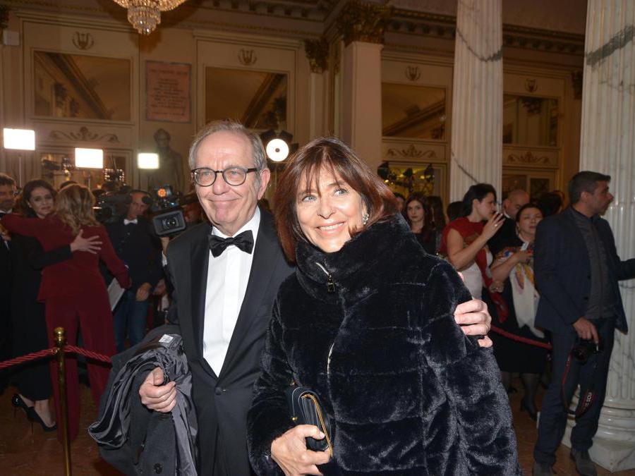 Ospiti nel Foyer del Teatro alla Scala, entrano per assistere alla Prima della Tosca. Nella foto, Pier Carlo Padoan (Maurizio Maule/Fotogramma)