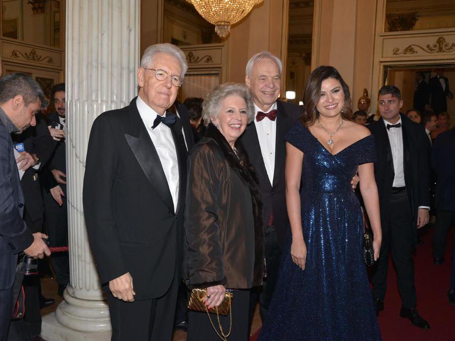 Ospiti nel Foyer del Teatro alla Scala, entrano per assistere alla Prima della Tosca. Nella foto, Mario Monti, Elsa Antonioli, Alexander Pereira e Daniela Weisser (Maurizio Maule/Fotogramma)