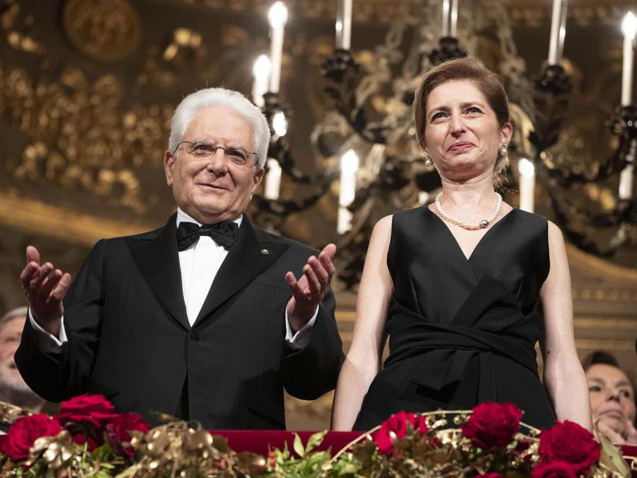 Il Presidente della Repubblica Sergio Mattarella e la figlia Laura in occasione della Tosca, l'opera che inaugura la stagione 2019-2020 del Teatro alla Scala di Milano, 7 dicembre 2019. ANSA/FRANCESCO AMMENDOLA UFFICIO STAMPA QUIRINALE