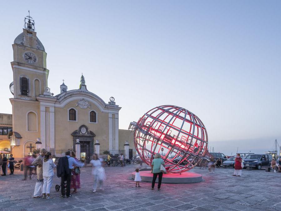 Chen Zhen, Back to Fullness, Face to Emptiness 1997-2009 alluminio, acciaio inox, neon h 400 cm x 450 ø cm senza sedie, Courtesy GALLERIA CONTINUA © ADAGP, Paris. Installation view presso piazza della Chiesa SS. Maria della Pietà, via Roma, 40_PANORAMA Procida, un progetto di Italics a cura di Vincenzo de Bellis. Foto: Barbara Rossi.