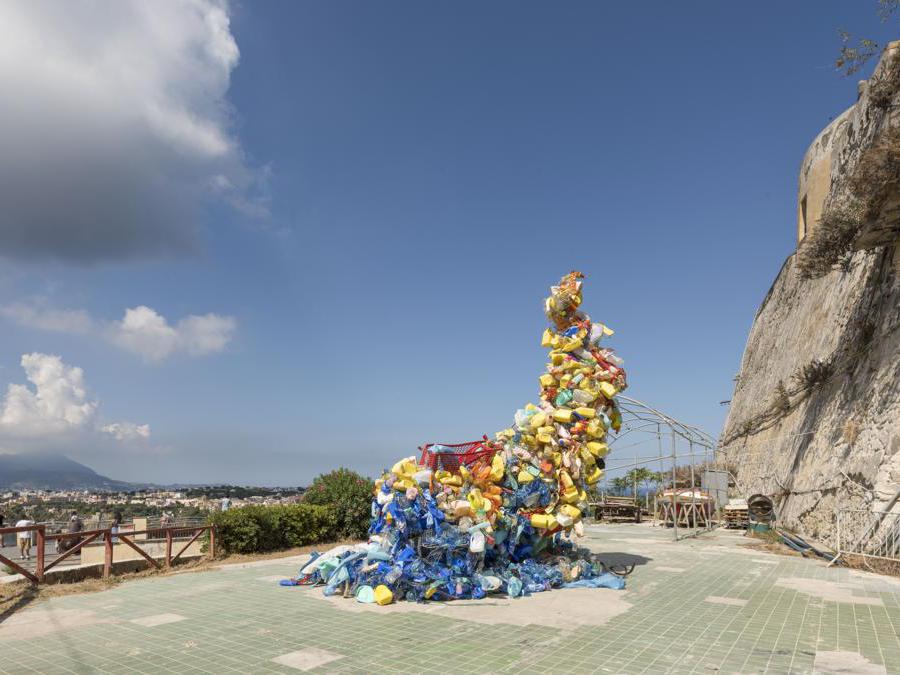 Christian Holstad, Consider Yourself as a Guest (Cornucopia), 2019, elementi metallici, rivestiti in plastica, allegato con fili di nylon, 4,7 x 2,5 x 5m, unico, Courtesy l'artista e Victoria Miro. Installation view presso Salita Castello_PANORAMA Procida, un progetto di Italics a cura di Vincenzo de Bellis. Foto: Barbara Rossi.