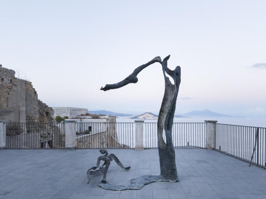 Giuseppe Penone, Equivalenze, 2016, Bronzo, 289 x 237 x 170 cm, Courtesy Giuseppe Penone e Gagosian. Installation view presso terrazza di Terra Murata_PANORAMA Procida, un progetto di Italics a cura di Vincenzo de Bellis. Foto: Barbara Rossi.