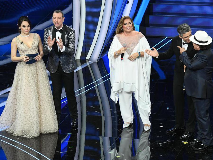 Sanremo. Romina Carrisi, Amadeus, Romina Power, Fiorello e Al Bano (Ansa)