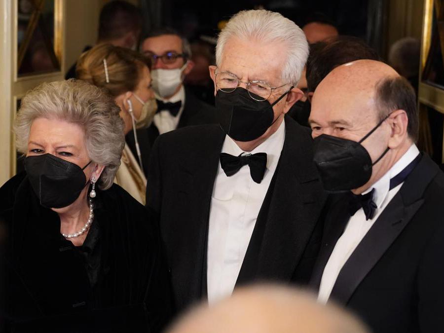 Teatro alla Scala, il Sovrintendente  Dominique Meyer accoglie Mario Monti e la moglie. (Ansa / Daniel Dal Zennaro) 