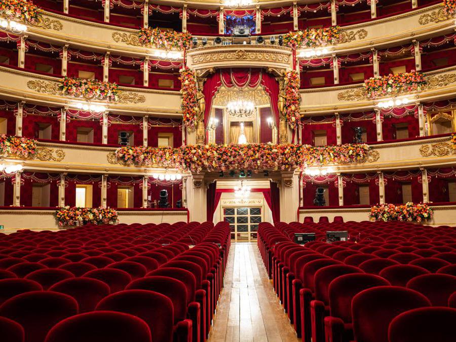 Una veduta del Teatro alla Scala con gli addobbi floreali realizzati da Giorgio Armani in occasione della inaugurazione della stagione lirica (Ansa / Teatro alla scala / Stefano Guindani) 