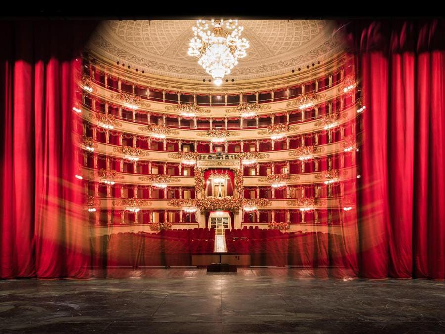 Una veduta del Teatro alla Scala con gli addobbi floreali realizzati da Giorgio Armani in occasione della inaugurazione della stagione lirica (Epa / Teatro alla Scala / Stefano Guindani) 