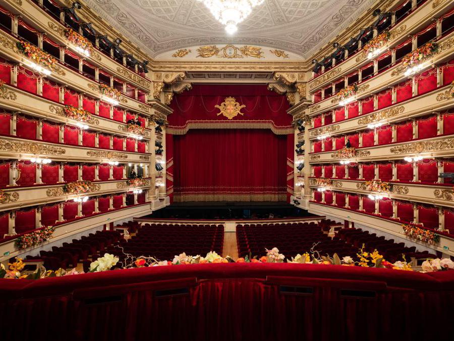 Una veduta del Teatro alla Scala con gli addobbi floreali realizzati da Giorgio Armani in occasione della inaugurazione della stagione lirica (Epa / Teatro alla Scala / Stefano Guindani)
