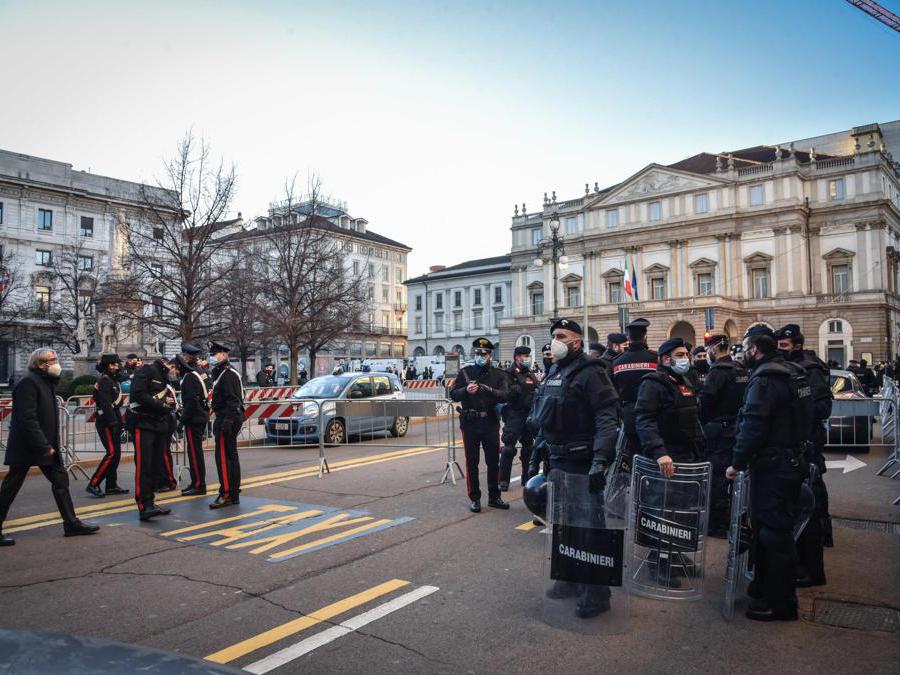 Forze dell’ordine in piazza della Scala in occasione della inaugurazione della stagione lirica (Ansa / Matteo Corner) 