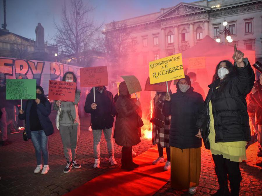Proteste in occasione della prima della Scala (Ansa / Matteo Corner)