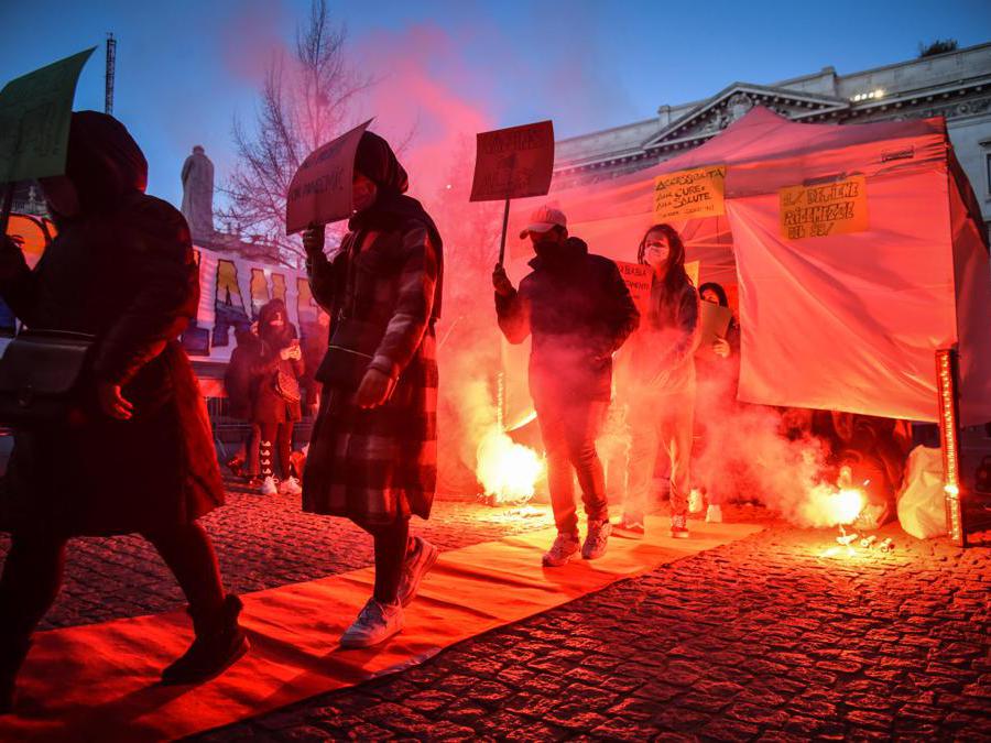 Proteste in occasione della prima della Scala (Ansa / Matteo Corner)