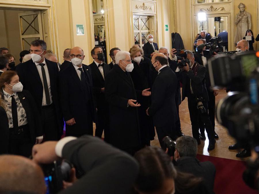 Teatro alla Scala,  Dominique Meyer saluta  il Presidente della Repubblica, Sergio Mattarella. (Ansa / Daniel Dal Zennaro) 