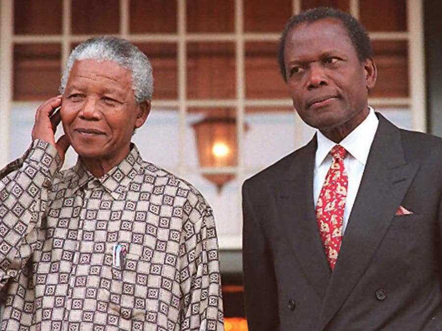 16 maggio 1996, Sidney Poitier con il  Nelson Mandela.  (Photo by Anna ZIEMINSKI / AFP)