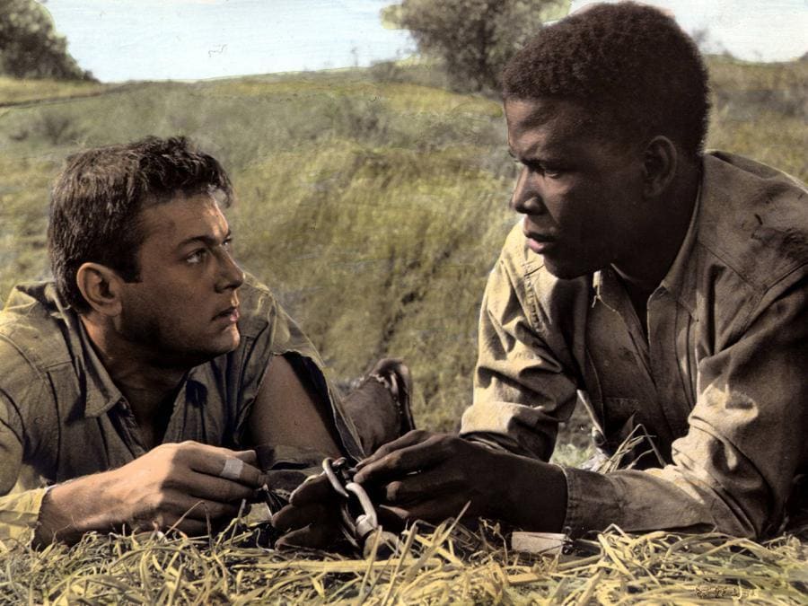 Una scena dal film “La parete di fango” (1958). Nella foto, Tony Curtis e Sidney Poitier. (foto IPP/imagostock)