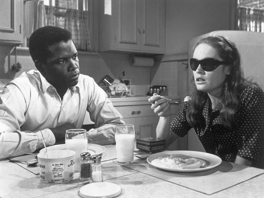 Una scena dal film “Incontro al Central Park” (1965). Nella foto, Sidney Poitier e Elizabeth Hartman.  (foto IPP/imagostock)