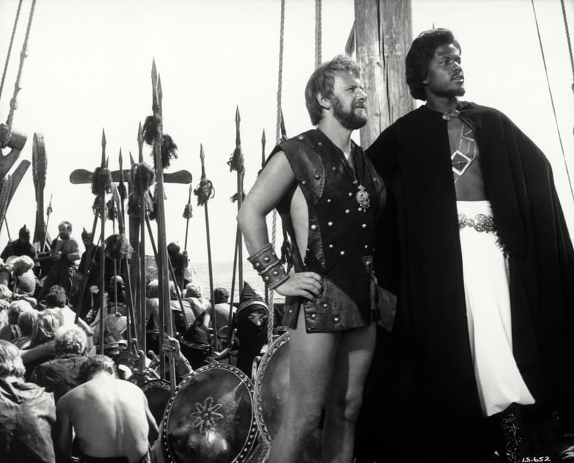 Una scena dal film “Le  lunghe navi” (1963). Nella foto, Esward Judd  e Sidney Poitier (foto IPP/imagostock)