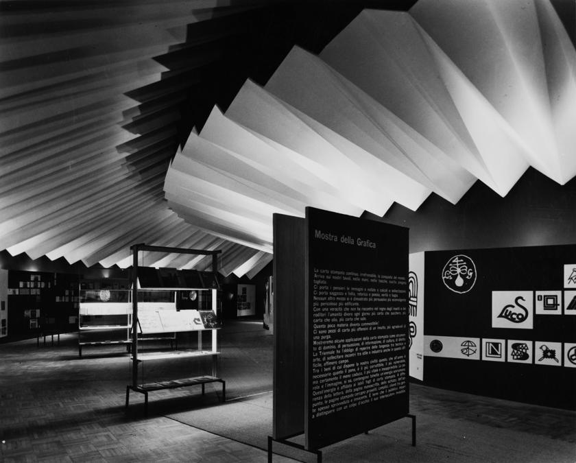Franco Grignani, Allestimento del Padiglione della grafica alla Triennale di Milano, 1957, fotografia dell'epoca (© Matteo Zarbo)