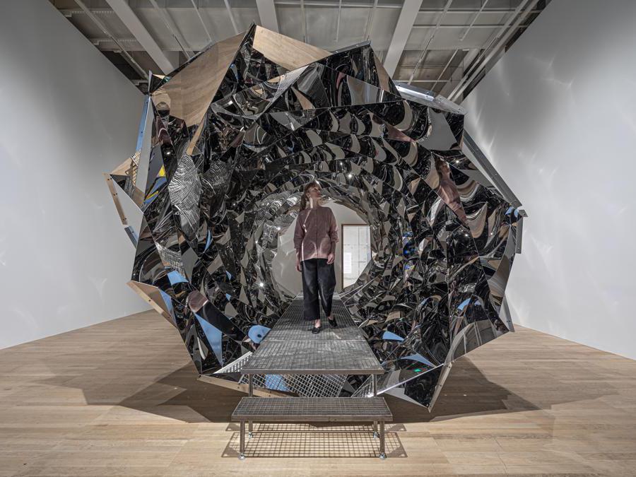 Olafur Eliasson «Your spiral view, 2002» Specchio in acciaio inossidabile - 320 x 320 x 800 cm - «Tate Modern, London» 2019 (Photo: Anders Sune Berg - Boros Collection, Berlino) 2002 Olafur Eliasson
