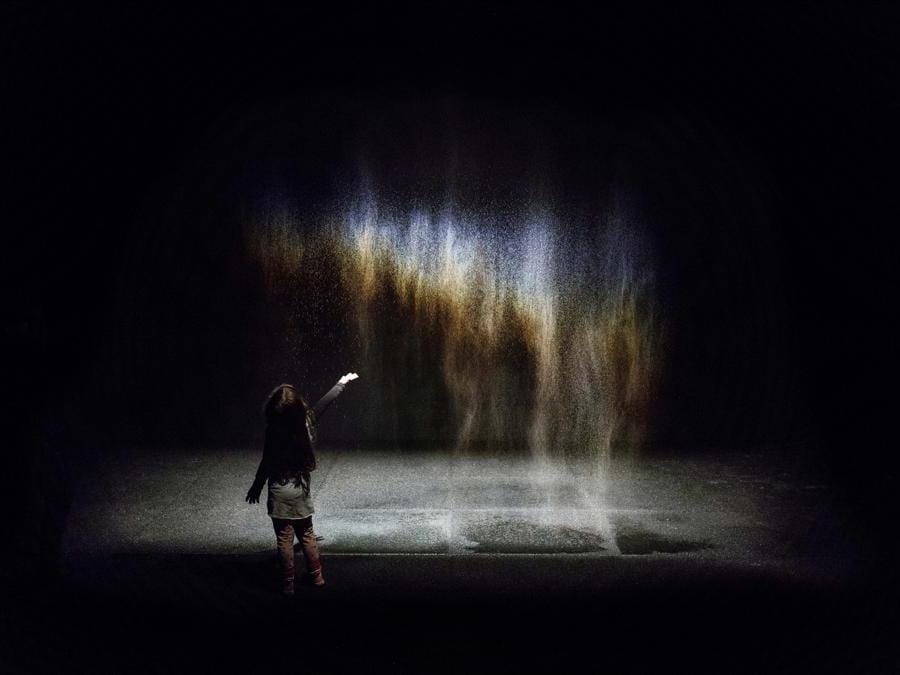 Olafur Eliasson «Beauty»- 1993. Riflettore, acqua, ugelli, legno, tubo, pompa. Dimensione variabile. Installazione presso il Moderna Museet di Stoccolma - 2015 (Photo: Anders Sune Berg .Per gentile concessione dell'artista - Berlin, Tanya Bonakdar Gallery, New York / Los Angeles) 1993 Olafur Eliasson