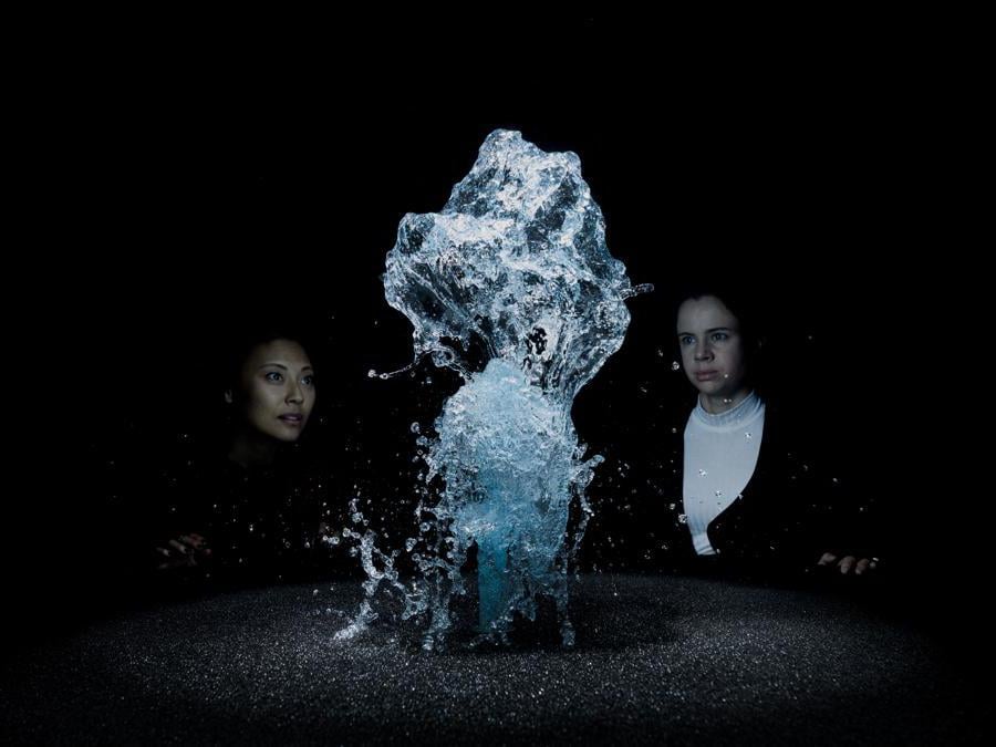 Olafur Eliasson «Big Bang Fountain»2014. Acqua, luce stroboscopica- 1.650 x 1.600 x 1.600 mm. Installazione presso il Moderna Museet di Stoccolma - 2015 (Photo: Anders Sune Berg .Per gentile concessione dell'artista - Berlin, Tanya Bonakdar Gallery, New York / Los Angeles) 2014 Olafur Eliasson