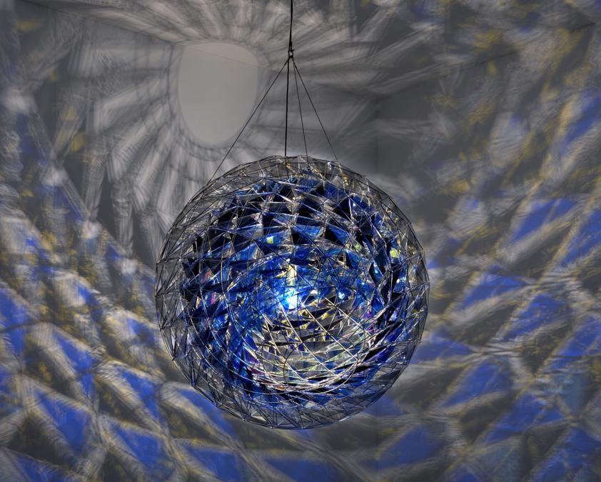 Olafur Eliasson «Cold wind sphere»2012. Acciaio inossidabile, vetro colorato (blu scuro, blu e grigio chiaro) (Photo: Jens Ziehe - Pompidou Centro, Parigi) 2012 Olafur Eliasson