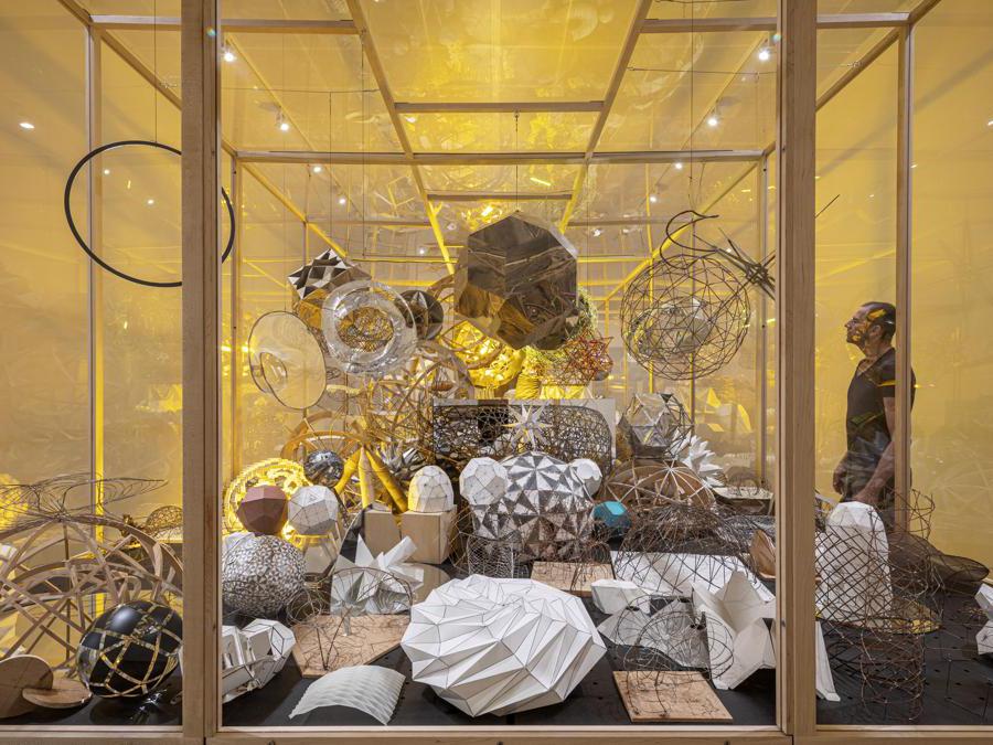 Olafur Eliasson in collaborazione con Einar Thorsteinn - «Model room » 2003.Tavolo in legno con gambe in acciaio, modelli misti. Dimensione variabile. Installazione presso la «Tate Modern, Londra» (Photo: Anders Sune Berg - Moderna Museet, Stoccolma. 2003 Olafur Eliasson