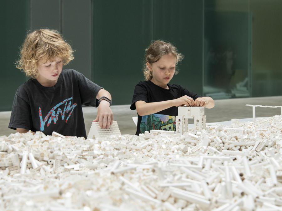 Olafur Eliasson - «The cubic structural evolution project» 2004. Cubi di Lego bianchi (varie dimensioni). Installazione presso « QAGOMA» (Photo: Mark Sherwood) 2004 Olafur Eliasson