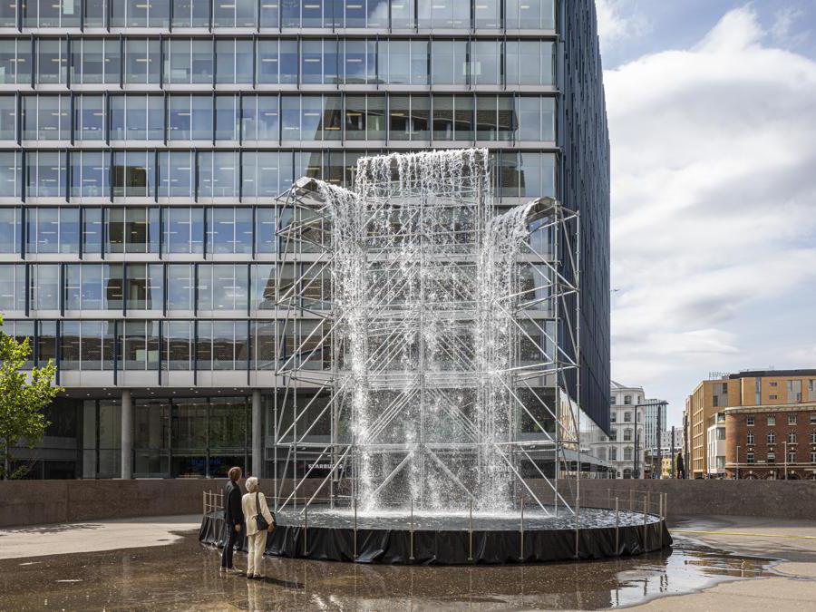 Olafur Eliasson «Waterfall» 2019 .Installazione presso la « Tate Modern, Londra» (Photo: Anders Sune Berg) Olafur Eliasson