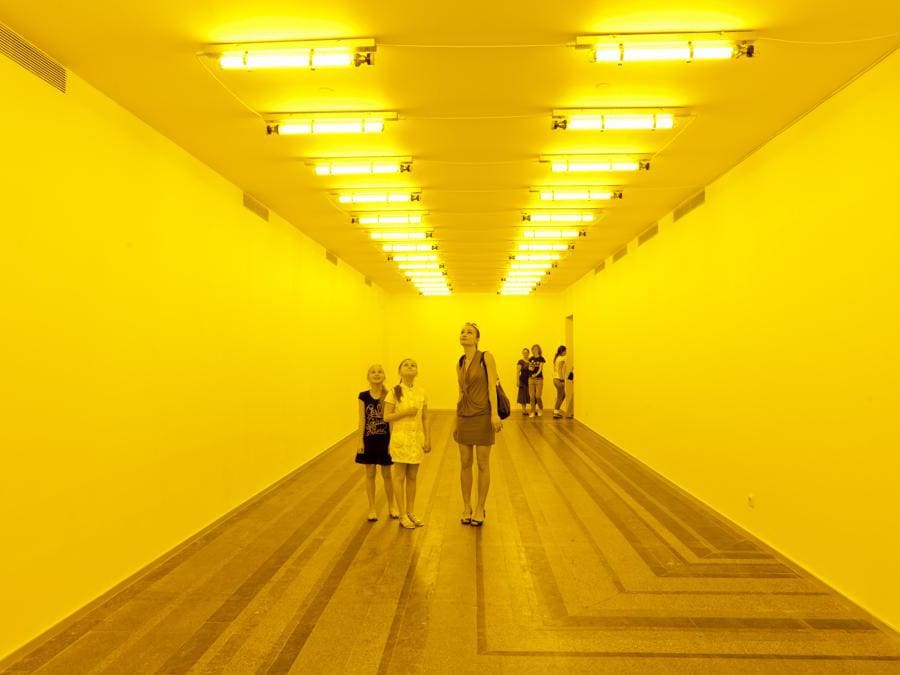 Olafur Eliasson «Room for one colour»1997. Lampade a monofrequenza (Photo: Dmitry Baranov) 1997 Olafur Eliasson