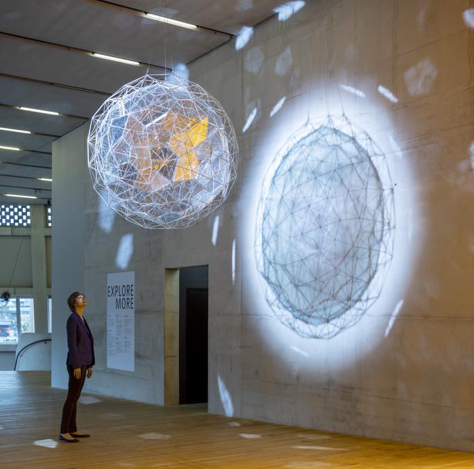 Olafur Eliasson «Your planetary window» 2019- Specchi, alluminio e acciaio . Installazione presso la «Tate Modern, Londra» (Photo: Anders Sune Berg) 2019 Olafur Eliasson
