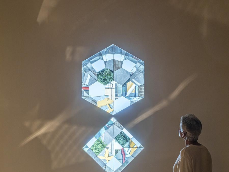 Olafur Eliasson «Your planetary window» 2019. Specchi, alluminio e acciaio . Installazione presso la «Tate Modern, Londra» (Photo: Anders Sune Berg) 2019 Olafur Eliasson